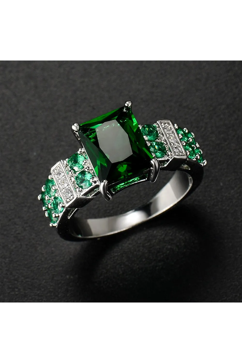 Anillo de zafiro verde