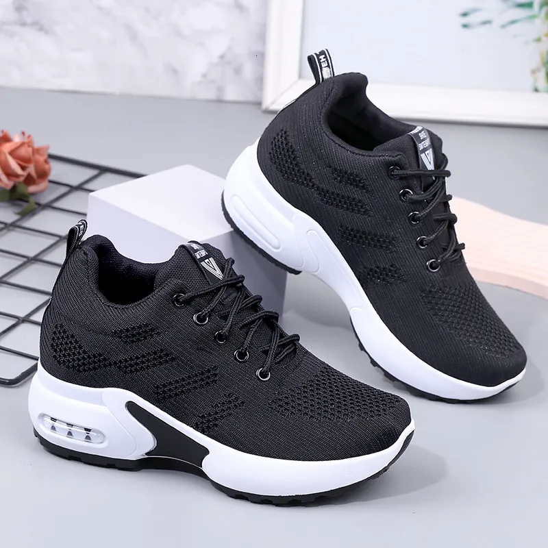 Femenina 2024 Autumn New Fly Weave Mesh Breatable Remillable Casual Sports para mujeres con pequeños zapatos blancos internos