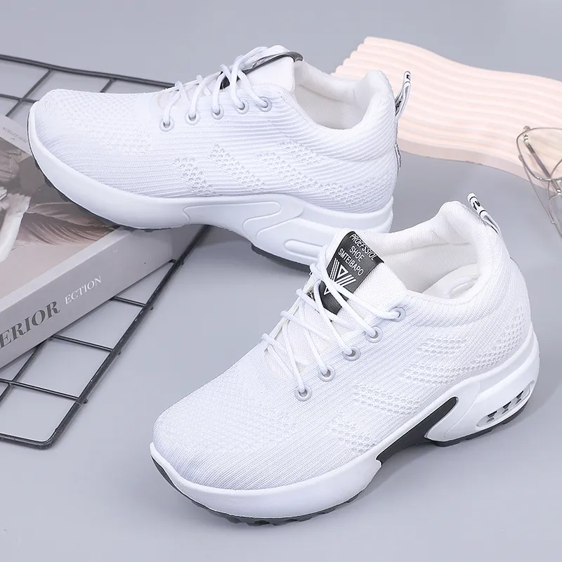 Femenina 2024 Autumn New Fly Weave Mesh Breatable Remillable Casual Sports para mujeres con pequeños zapatos blancos internos