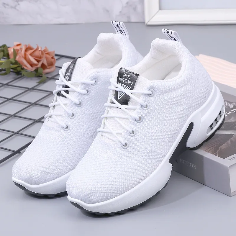 Femenina 2024 Autumn New Fly Weave Mesh Breatable Remillable Casual Sports para mujeres con pequeños zapatos blancos internos