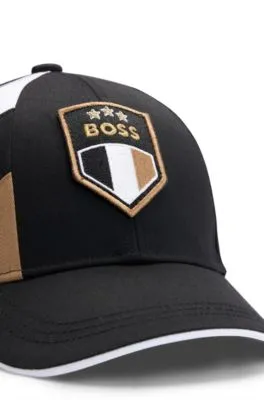 Gorra para niños con bloques de color y logo bordado