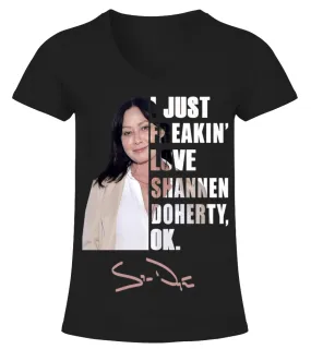 I JUST FREAKIN' LOVE SHANNEN DOHERTY , OK. Camiseta cuello pico Mujer