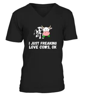 I Just Freaking Love Cows Ok Funny Cow Farm Cattle  Camiseta cuello en V Unisex