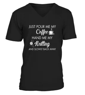 Just Pour Me My Coffee Hand Me My Knitting and Slowly Back Away T Shirt Camiseta cuello en V Unisex