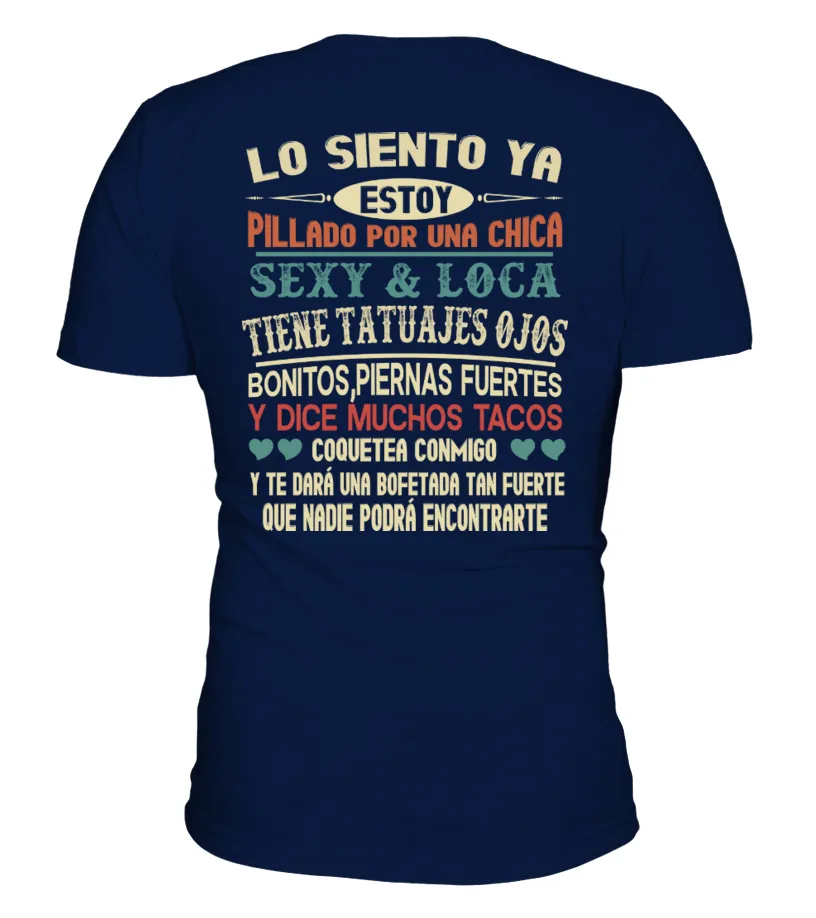 Lo siento ya estoy pillada por una chica sexy & loca, tiene tatuajes ojos, boni… Camiseta cuello en V Unisex