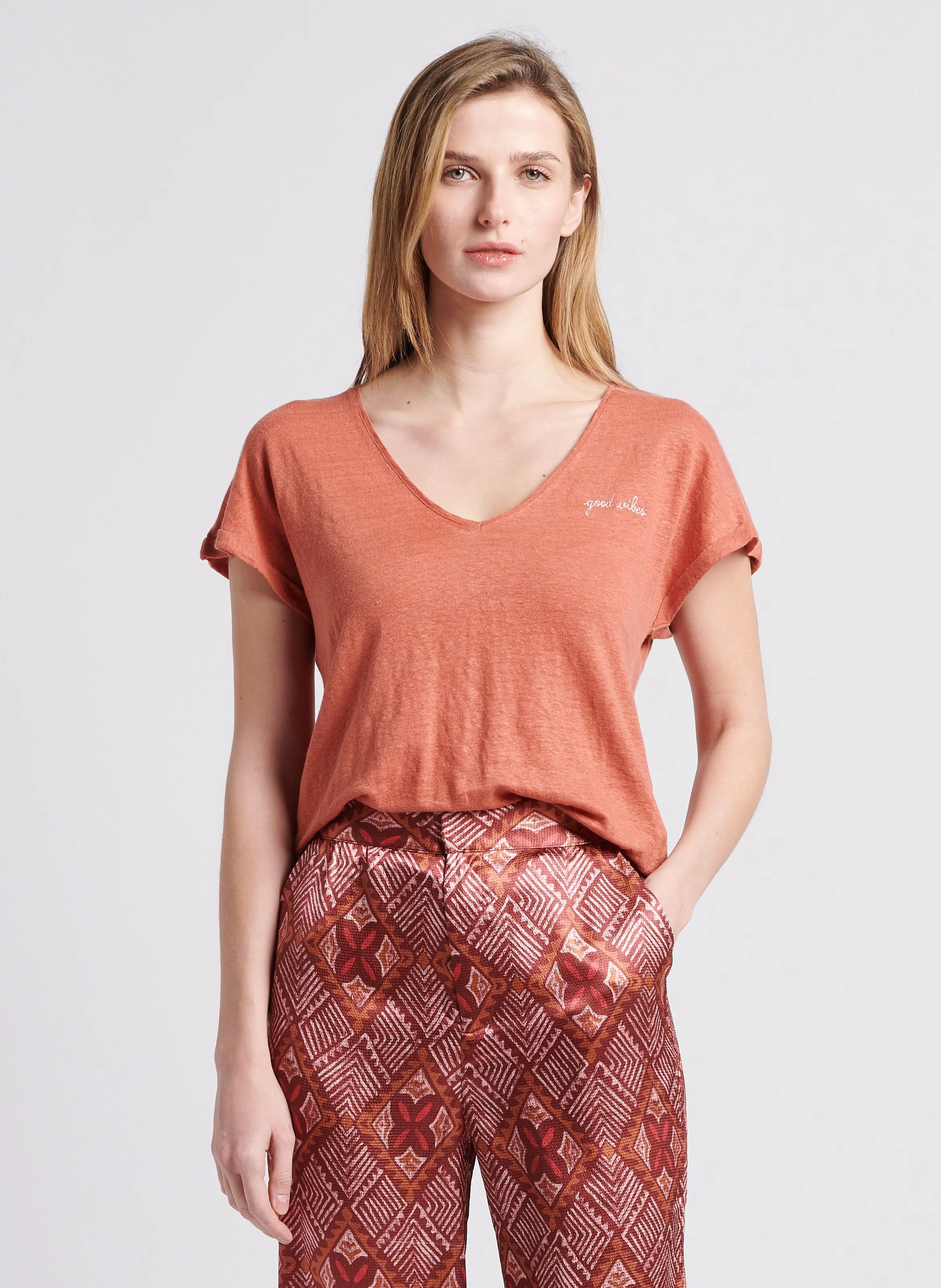 MAISON LABICHE CHATEAU GOOD VIBES - Camiseta holgada de lino con cuello de pico en naranja