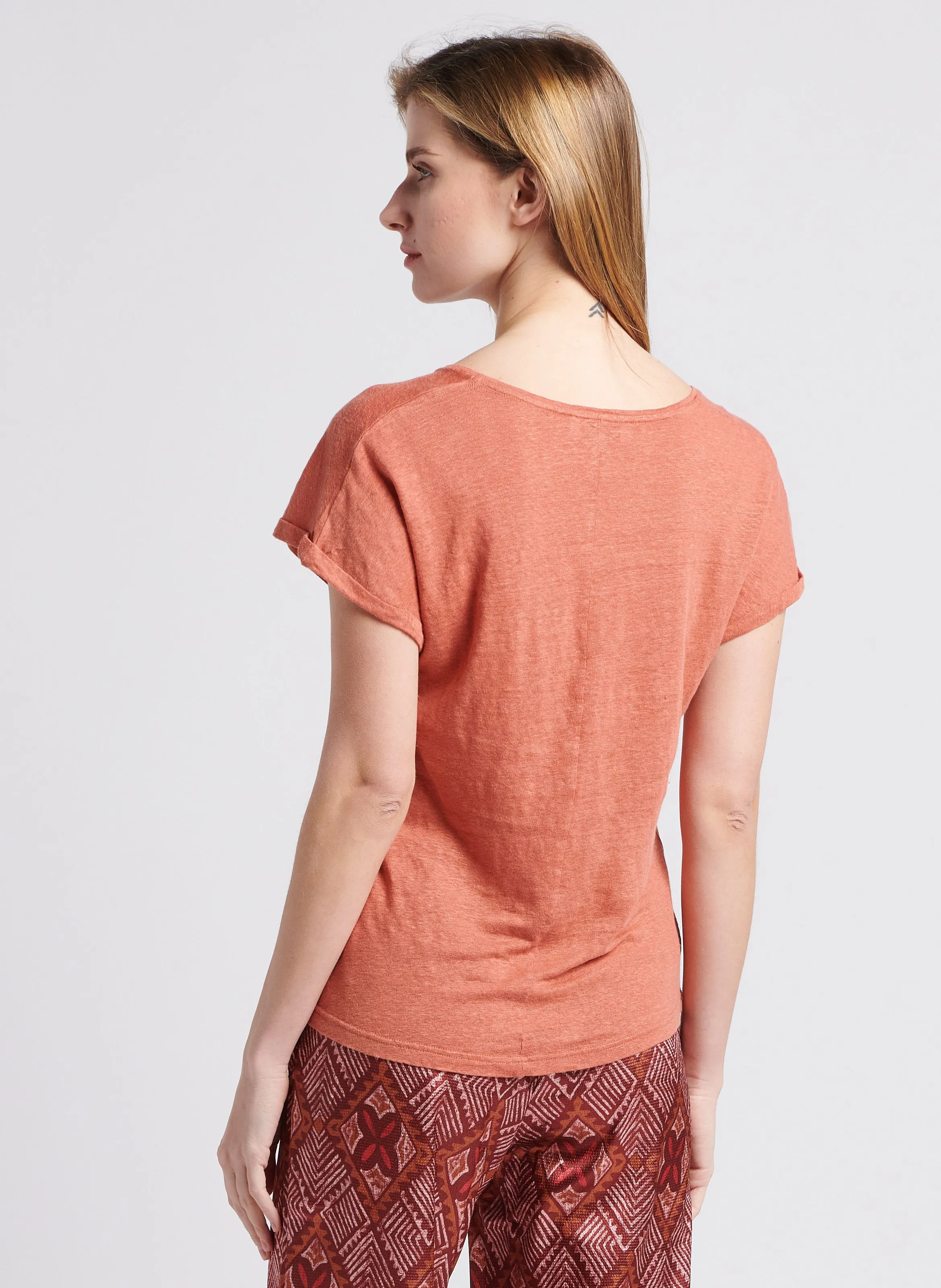 MAISON LABICHE CHATEAU GOOD VIBES - Camiseta holgada de lino con cuello de pico en naranja