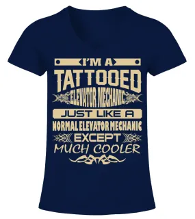 TATTOOED ELEVATOR MECHANIC JOB T SHIRTS Camiseta cuello pico Mujer